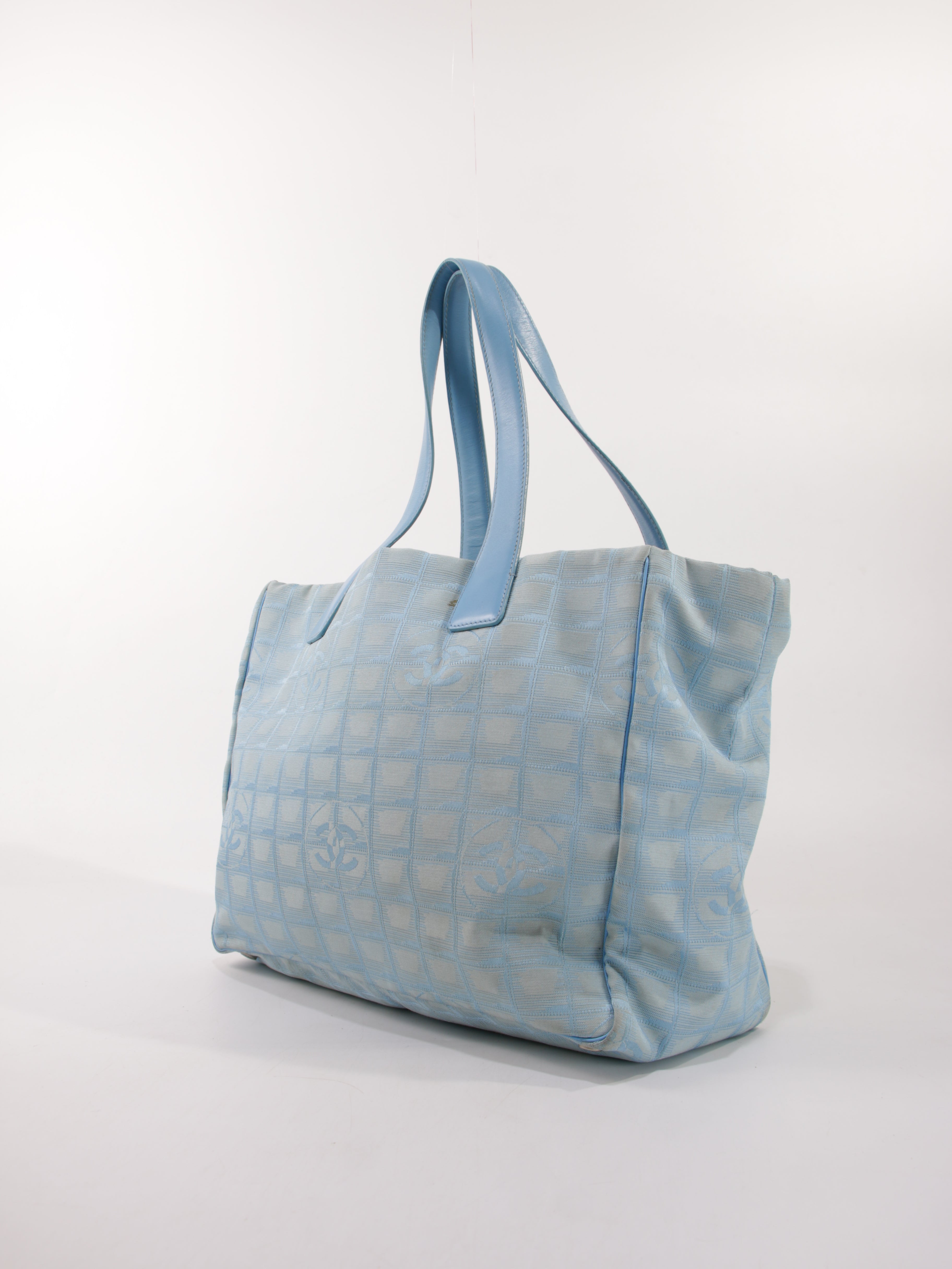 Medium New Travel Line Tote