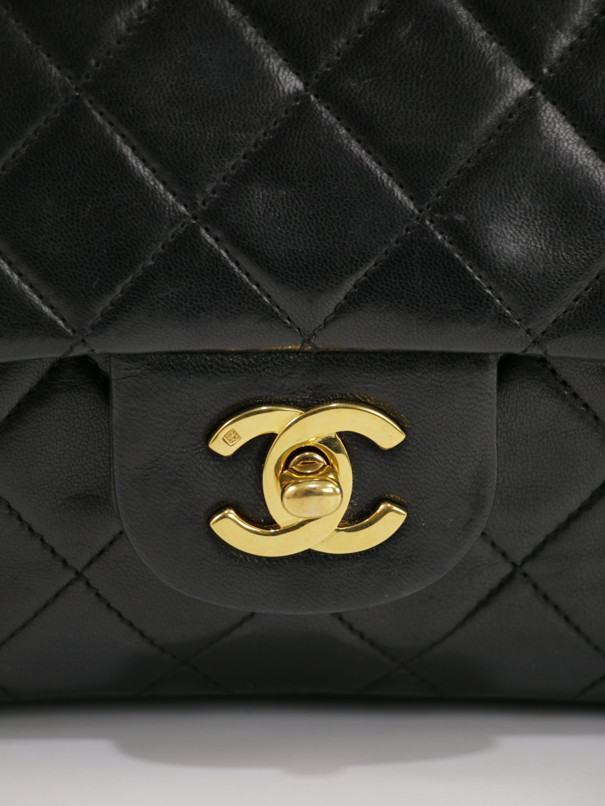 Medium Classic Flap