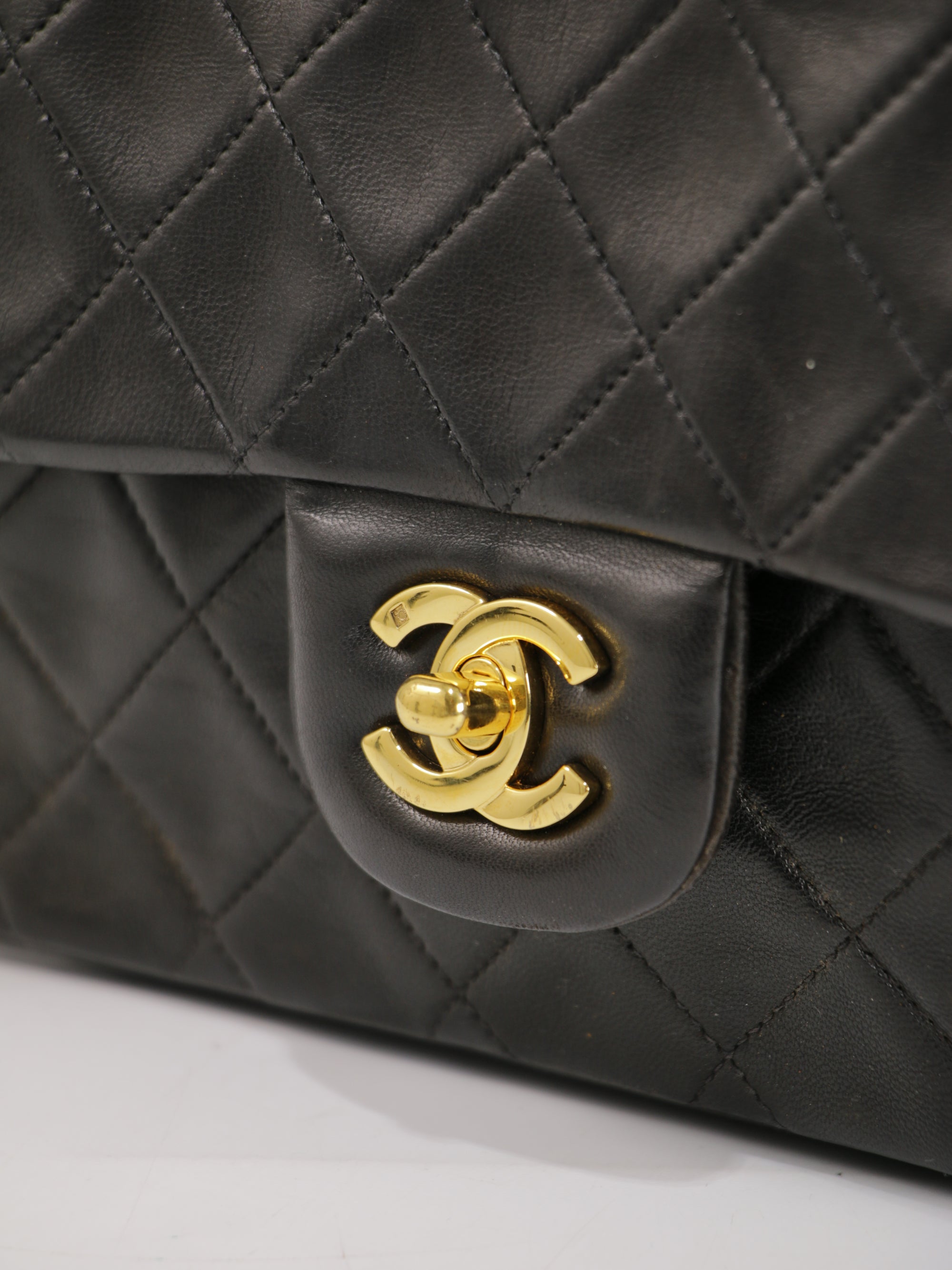 Medium Classic Flap