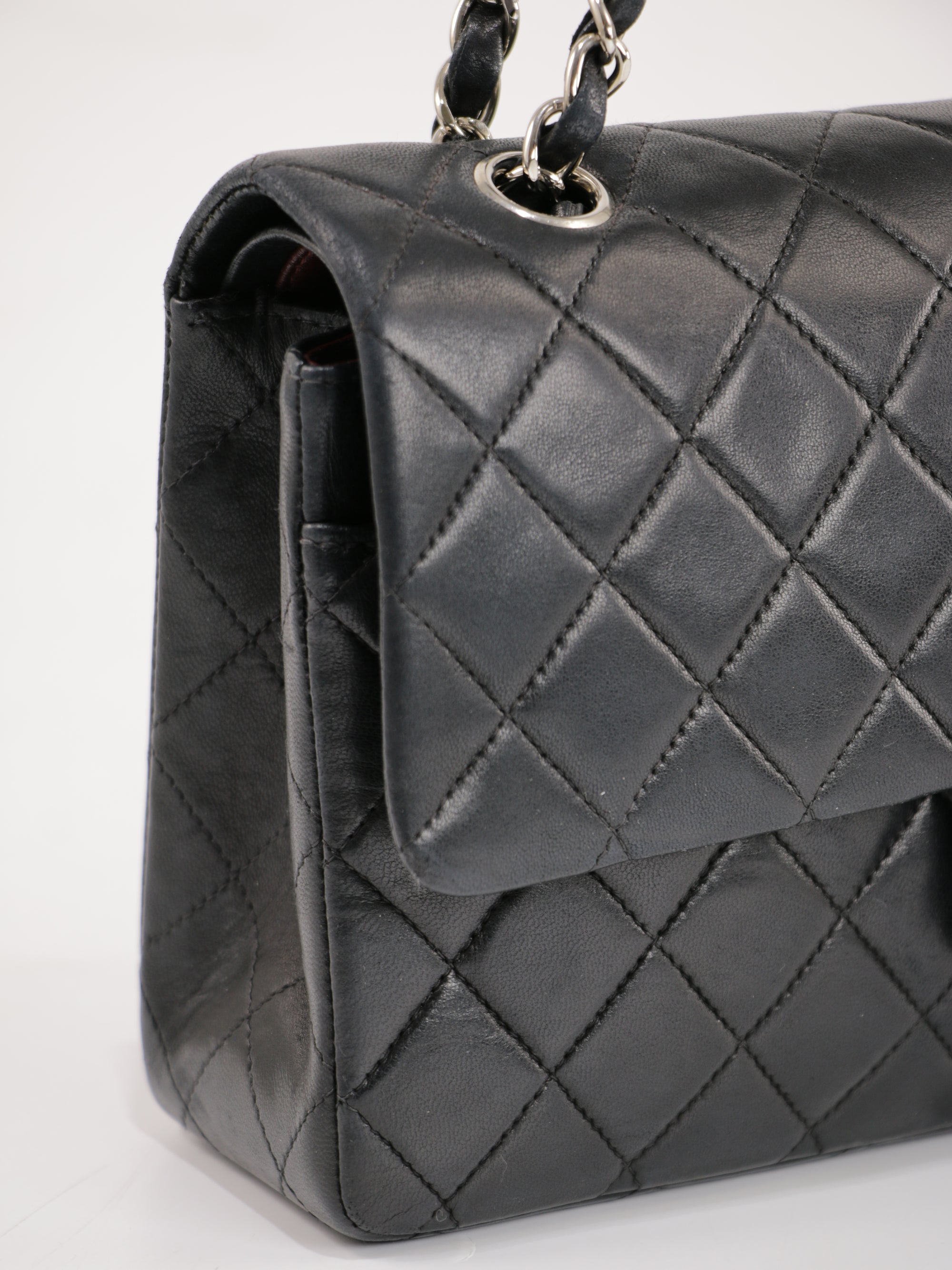 Medium Classic Flap