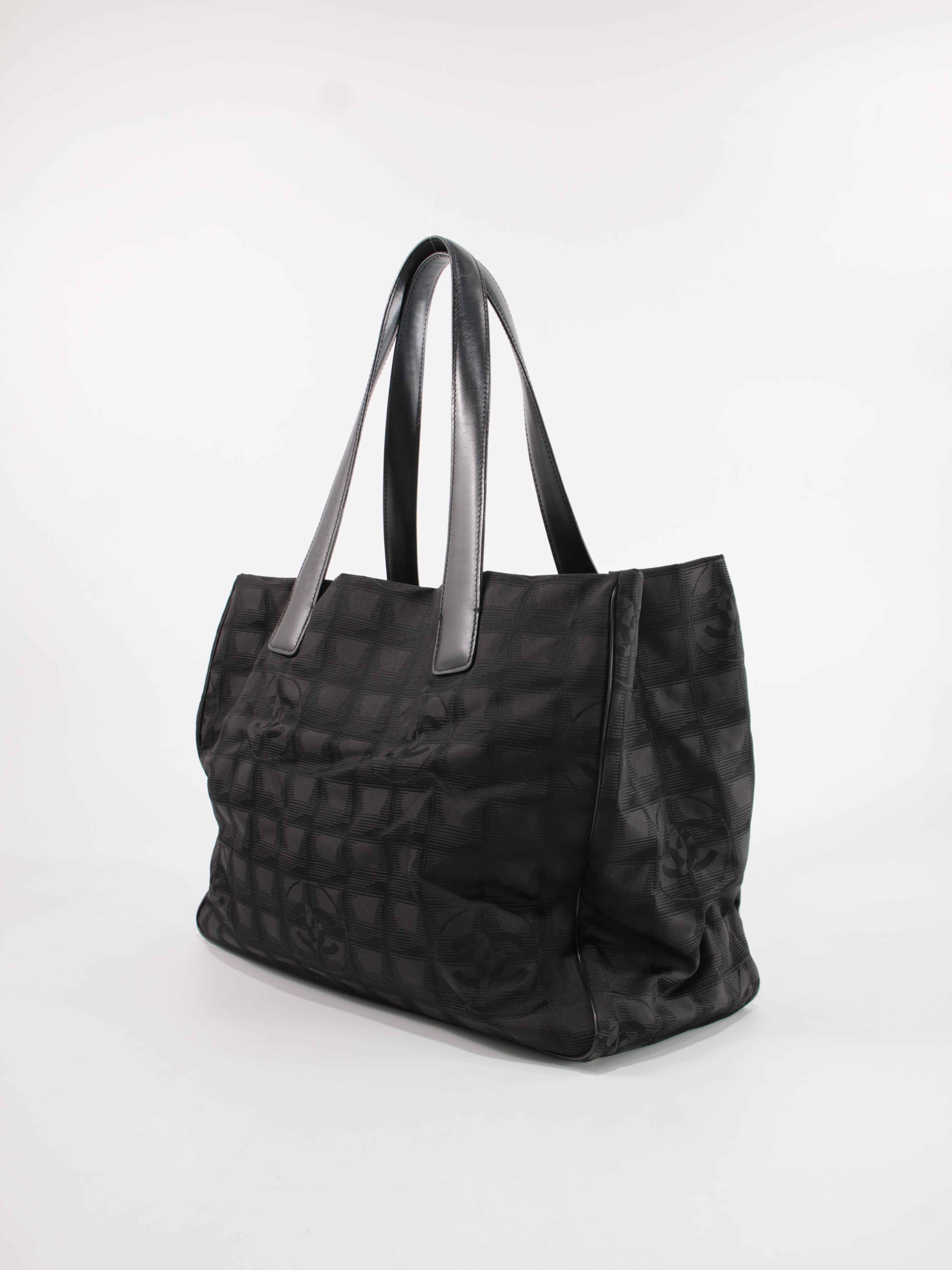 Medium New Travel Line Tote