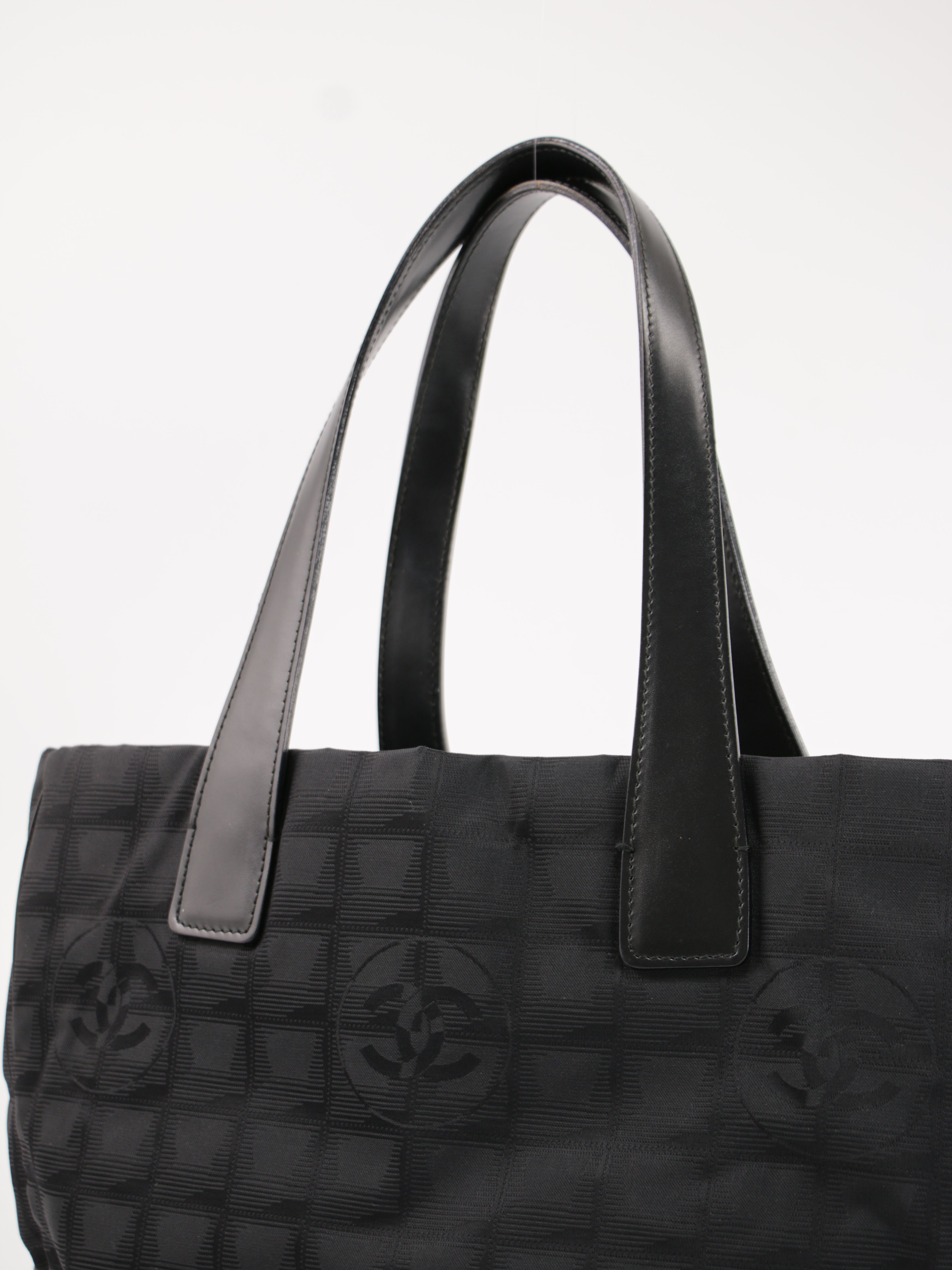 Medium New Travel Line Tote