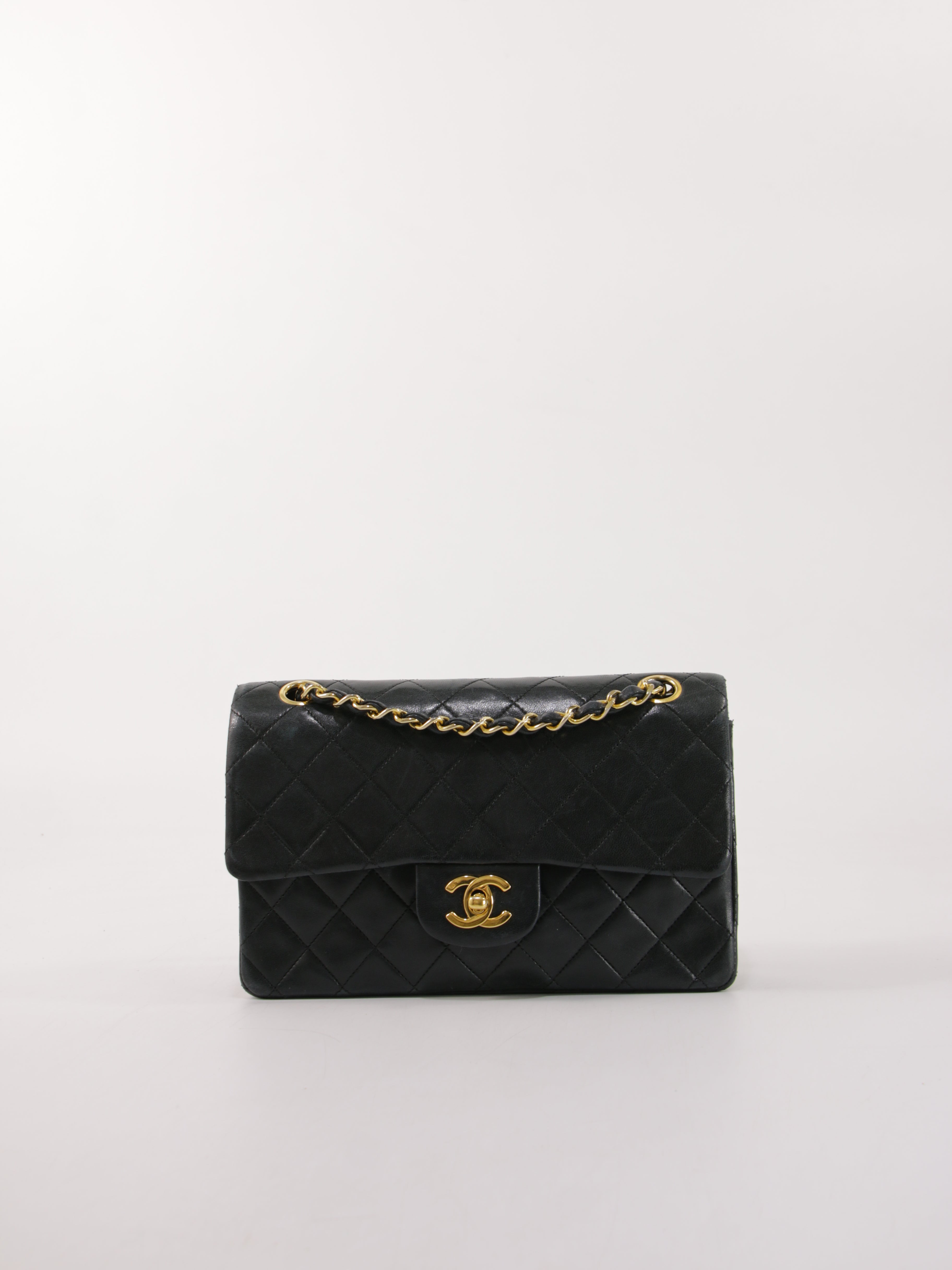 Medium Classic Flap