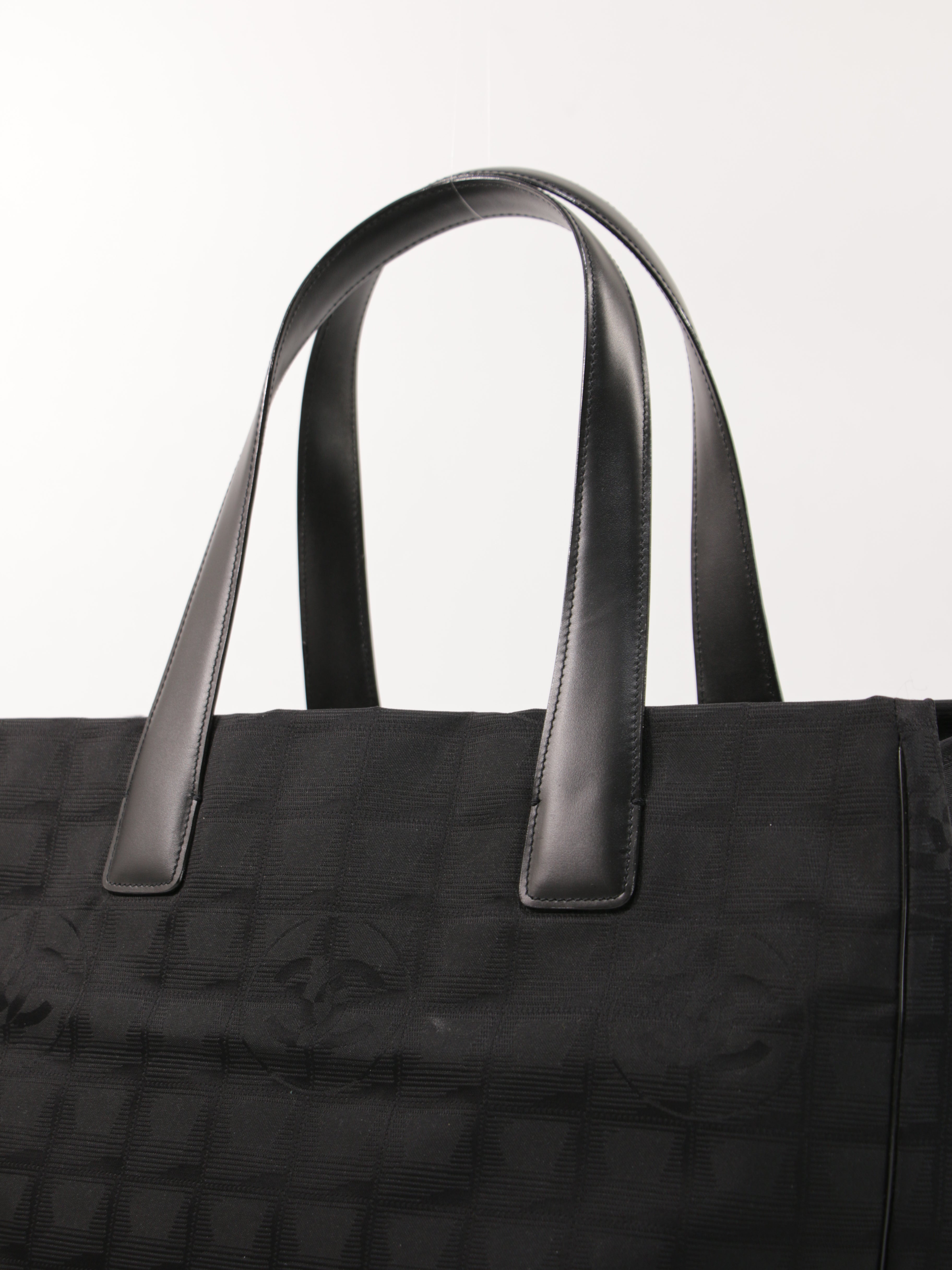 Medium New Travel Line Tote