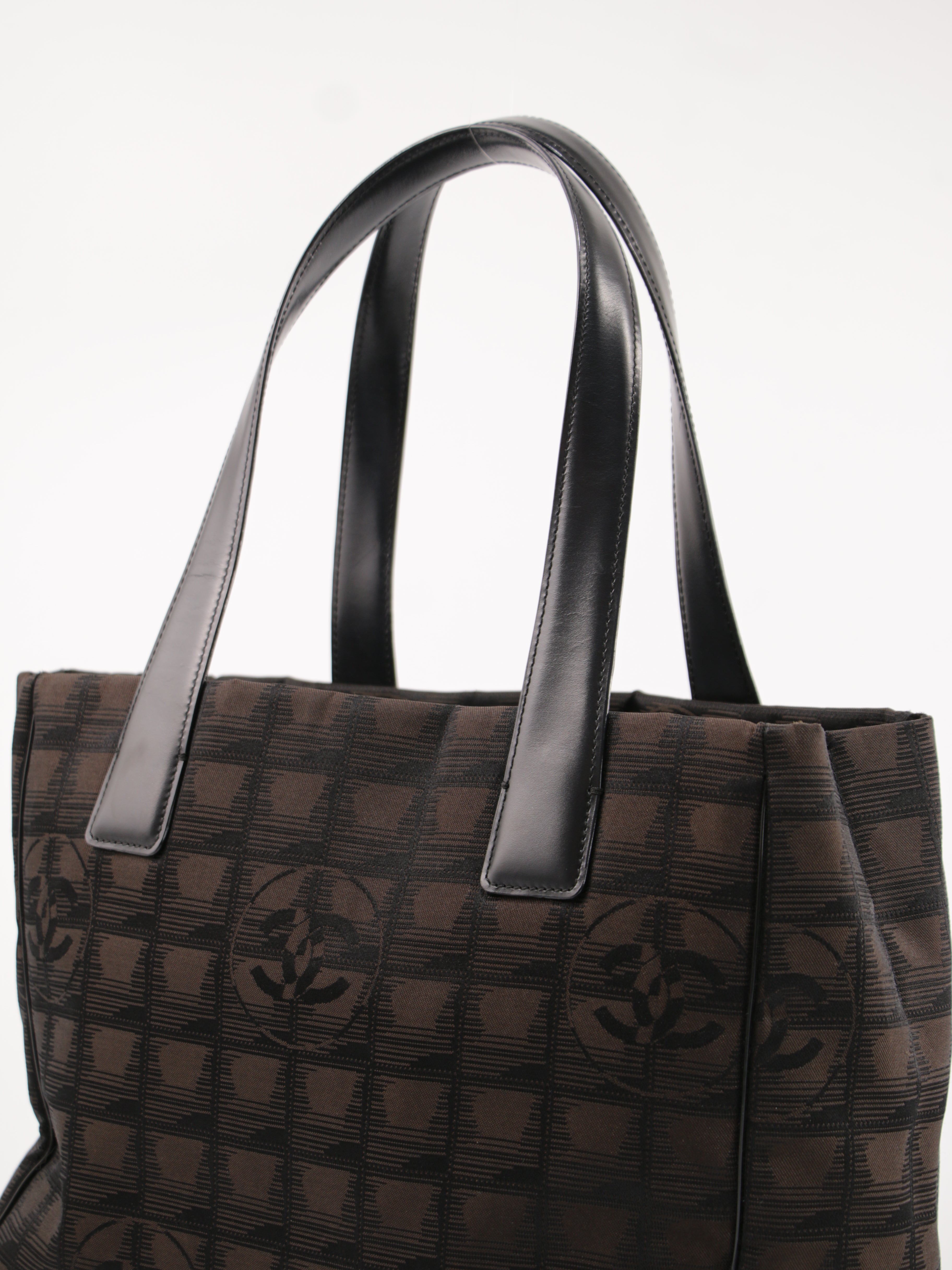 Medium New Travel Line Tote