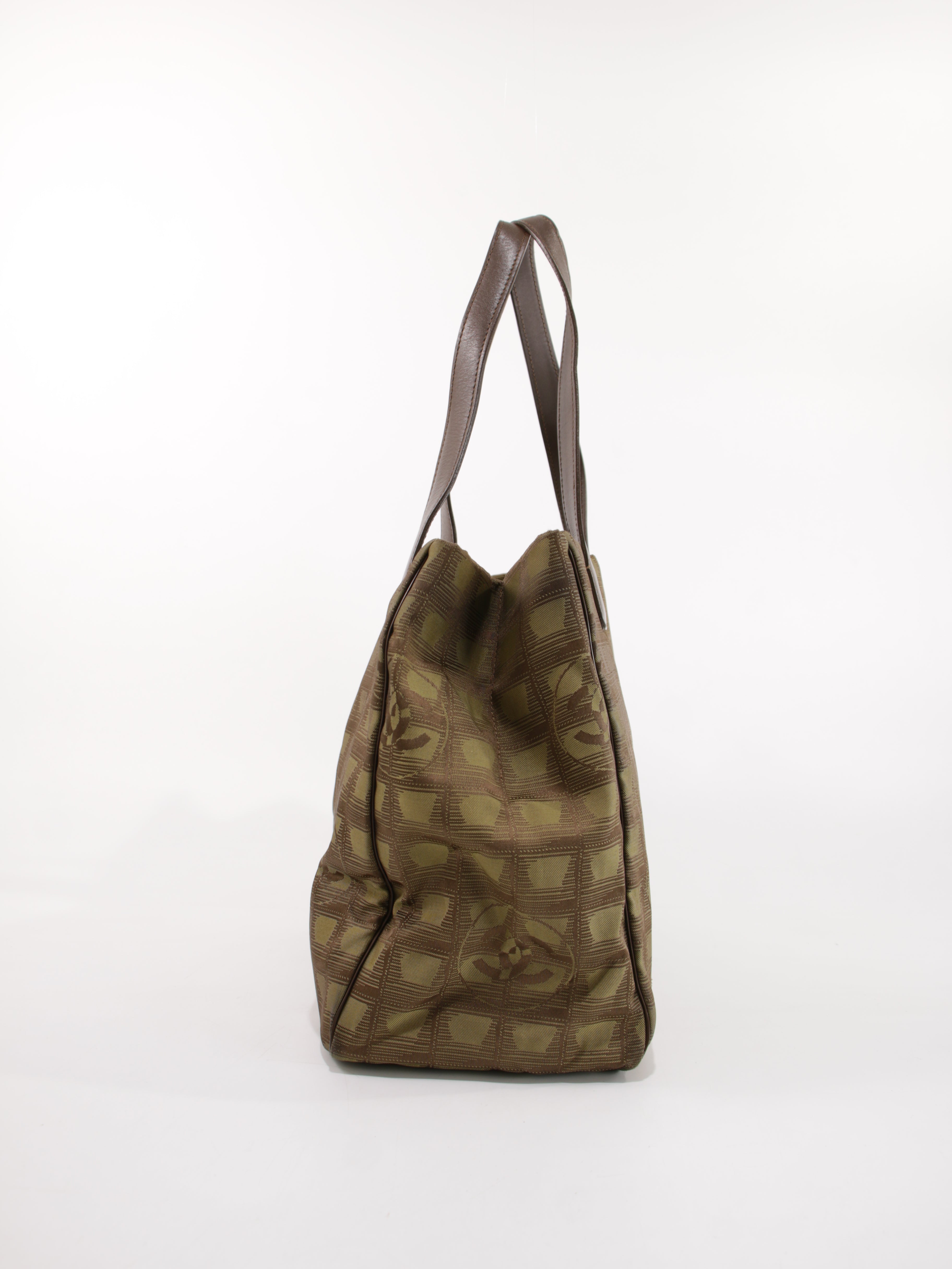 Medium New Travel Line Tote