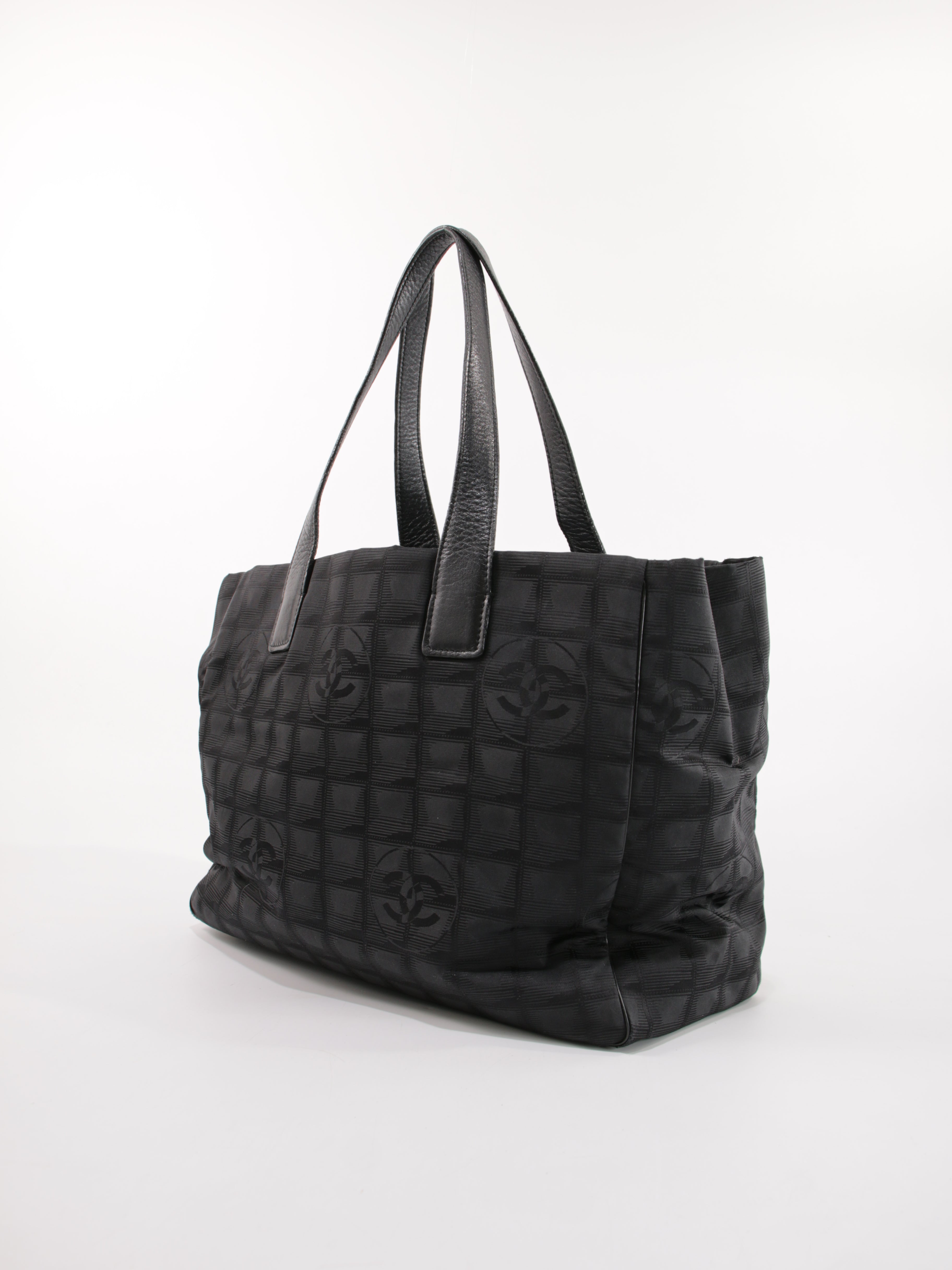 Medium New Travel Line Tote