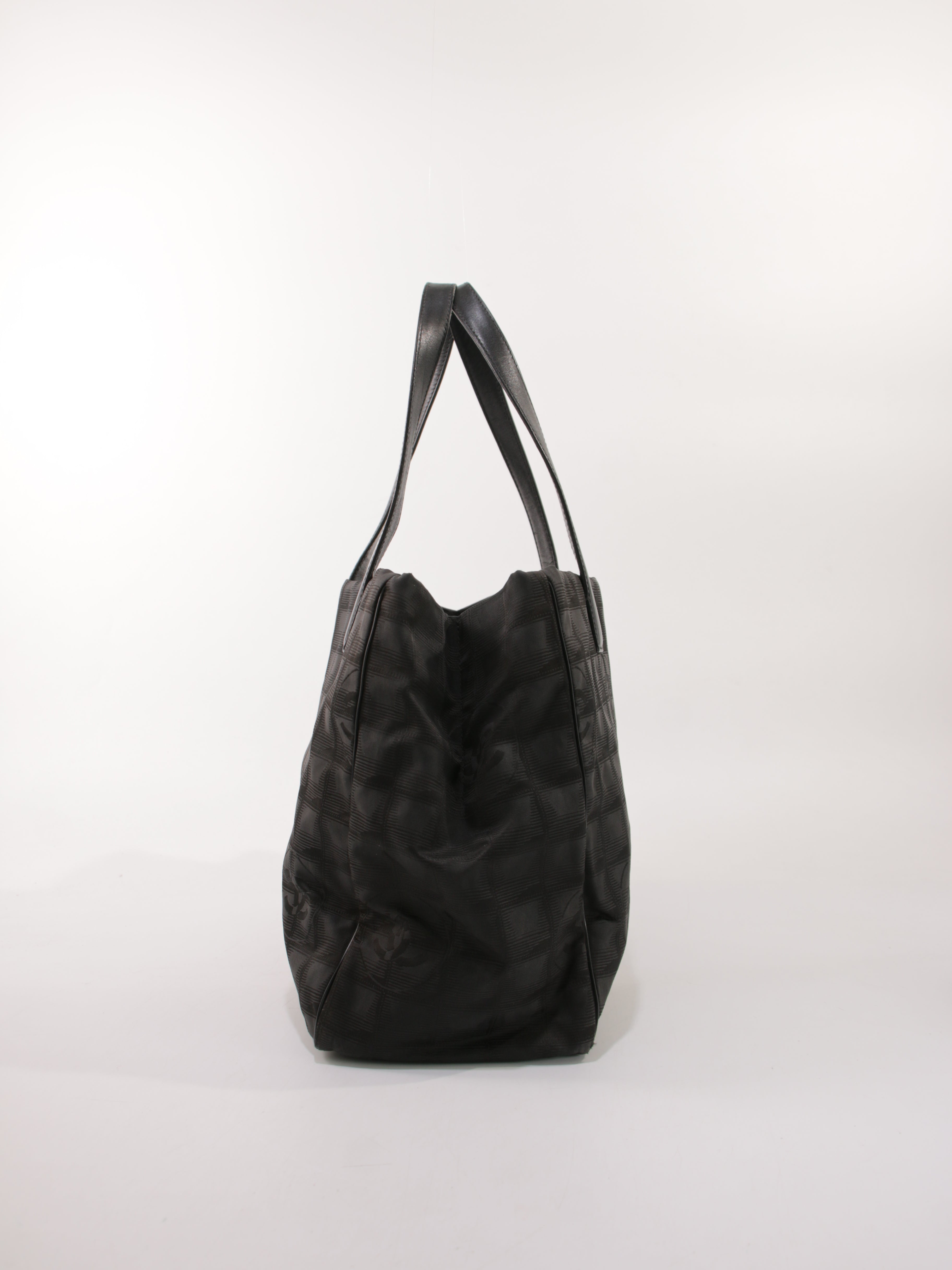 Medium New Travel Line Tote