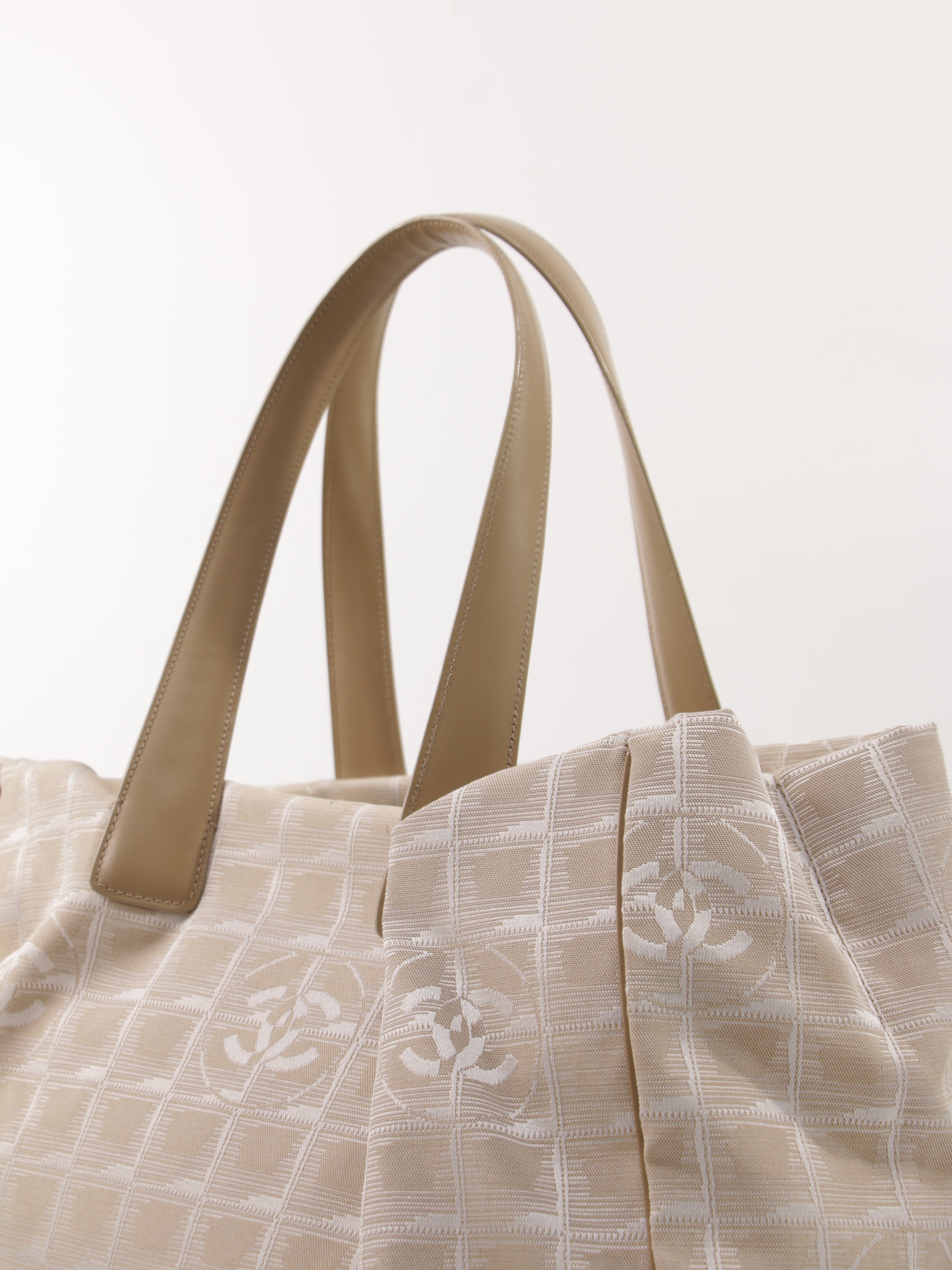 Medium New Travel Line Tote